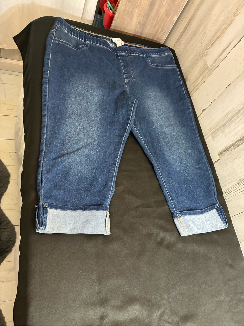 Just Be women’s Sz 2X Capri stretch jeans in Dark Blue with Rolled Cuffs